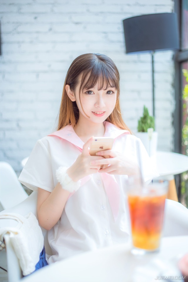 事实上，我十分安然于一本好书，一个长夜和一杯热茶的宁静生活。对于人生，这已是很大的福分，因为我们没有生活在战乱和极权统治的国家里，这份自由是我十分感激而珍爱的。——三毛《亲爱的三毛》